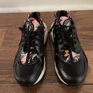 Nike Air Huarache size 7.5 women’s